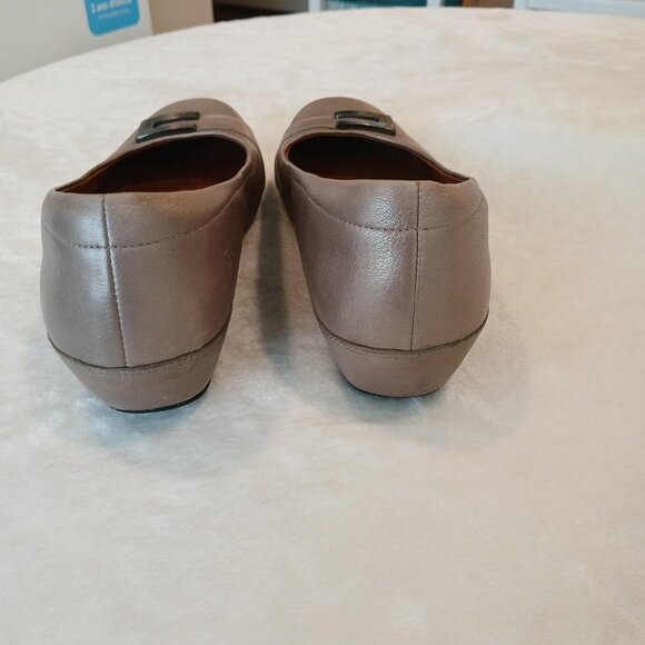 CLARKS ARTISAN SHIMMER CHAMPAGNE LOAFERS - Picture 5 of 6